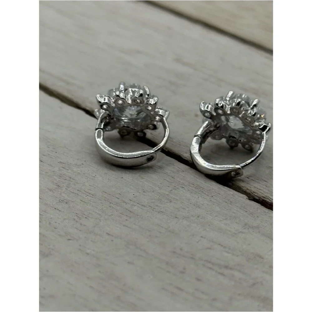 Silver tone Snowflake Crystal Stud Earrings - Clear White Sparkle